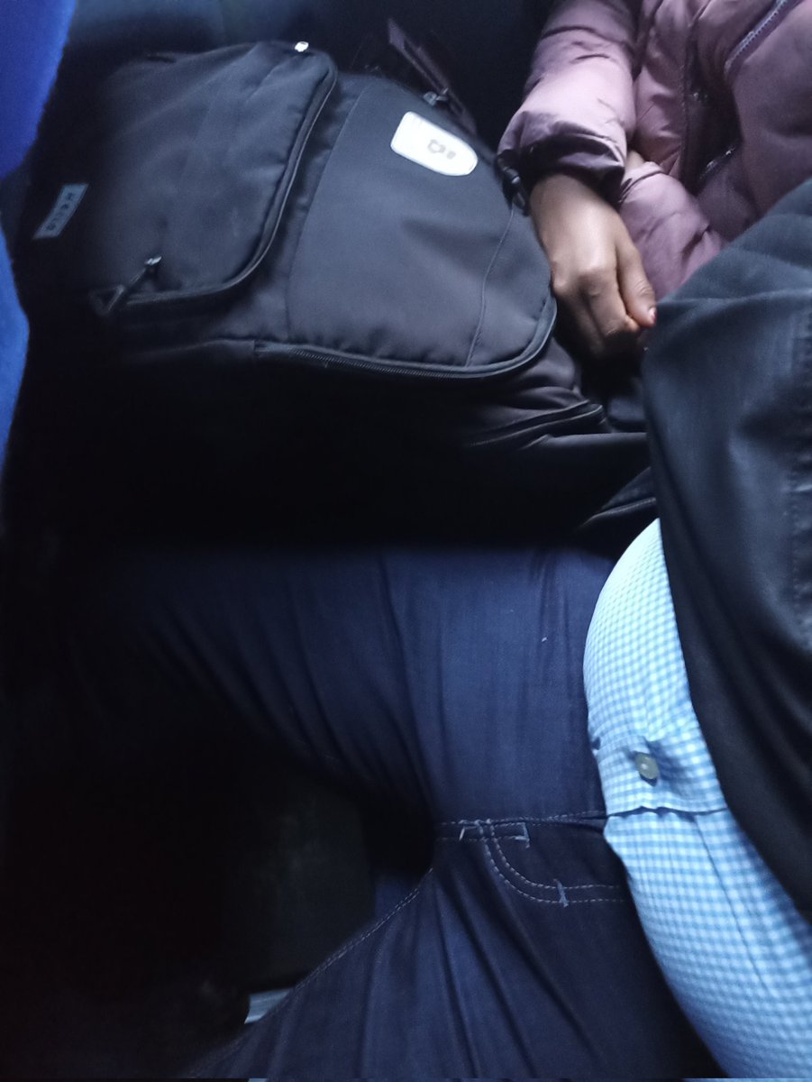 Me encantre a este papasito en el camión se ve que tiene una verga deliciosa