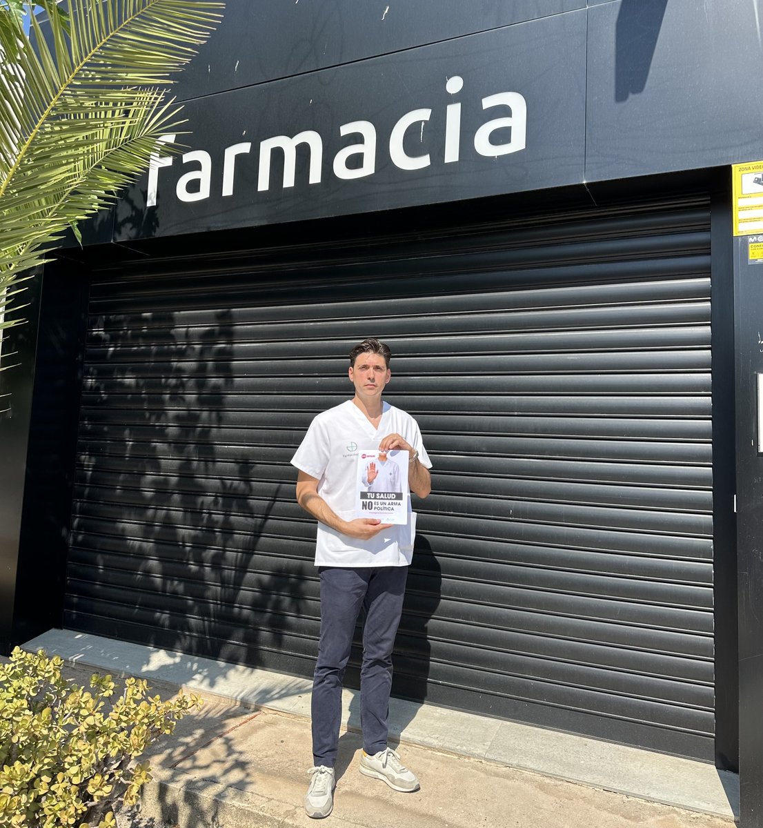 micofvlc's tweet photo. 🛑 Seguimos recibiendo imágenes de la bajada parcial de persianas de esta mañana, durante unos minutos, por parte de las farmacias valencianas.
¡Muchas gracias por uniros! 💚
#STOPimpagos #NoPagaTusMedicamentos https://t.co/nasn2TTOUC