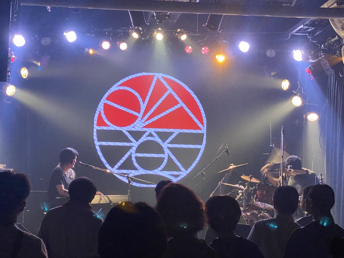 続いては、明暮！
Pf/VoとDrによる2ピース！
時にテクニカル、時にプログレッシブなリズムを刻むドラムと、時にミステリアス、時に情熱的なピアノと歌が特徴的！

2nd EP "かむとけ"配信中
linkcloud.mu/0e68b92d