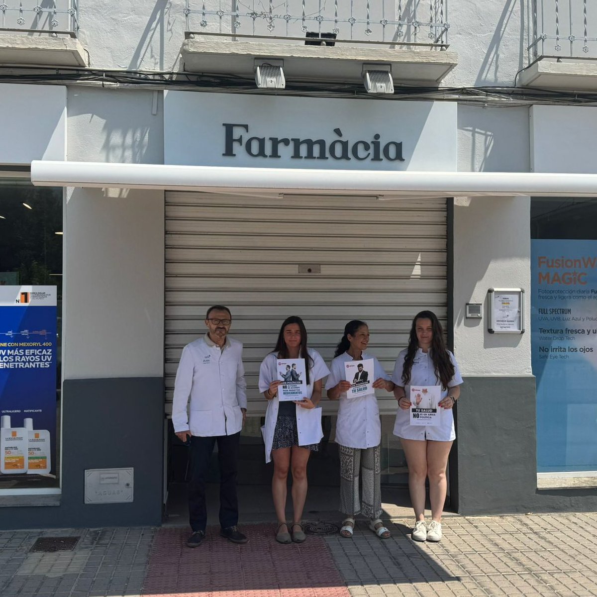 micofvlc's tweet photo. 🛑 Seguimos recibiendo imágenes de la bajada parcial de persianas de esta mañana, durante unos minutos, por parte de las farmacias valencianas.
¡Muchas gracias por uniros! 💚
#STOPimpagos #NoPagaTusMedicamentos https://t.co/nasn2TTOUC