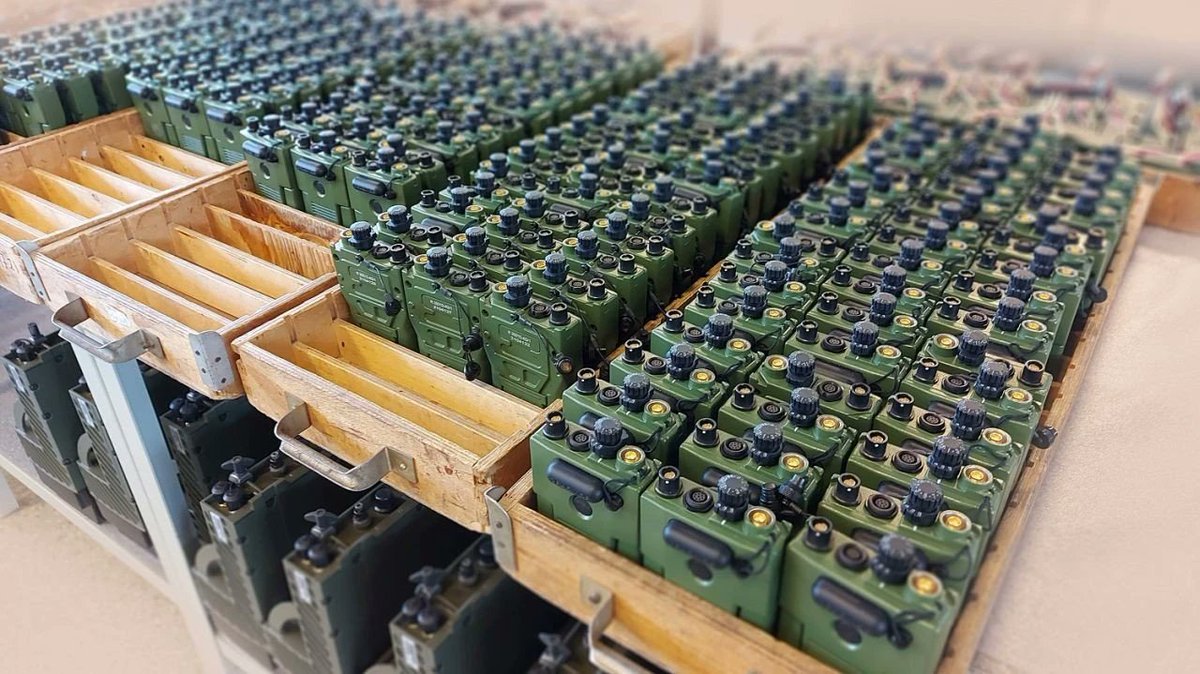 WBGroup_PL's tweet photo. „Wiodące państwa @NATO dbają o system nerwowy swoich armii, czyli systemy łączności, i zachowują w tym obszarze niezależność i kontrolę. Polska ma szansę należeć do tego grona ze względu na lokalny potencjał przemysłowy.

Zdanie się na własną produkcję podzespołów jest równie ważne co produkcja wyrobów końcowych i ich projektowanie. W takiej sytuacji praktycznie nie ma bowiem możliwości umieszczania w radiostacjach #RADMOR (centrum kompetencyjnego, wchodzącego w skład @WBGroup_PL) nieznanego oprogramowania czy hardware’u, kontrolowanego przez czynniki zewnętrzne, np. wywiady obcych państw. Takie niepożądane elementy mogłyby zdalnie np. dezaktywować systemy łączności albo podsłuchiwać prowadzoną komunikację.

Jak podkreślił na spotkaniu prezes Adam Bartosiewicz, GRUPA WB tworzy swoje rozwiązania systemowo, tzn. kolejne nowe produkty stanowią dopełnienie i rozwinięcie poprzednich, a wszystko zaczynało się od systemu kierowania ogniem artylerii Topaz i łączności. Jednocześnie GRUPA śledzi światowe trendy, jeżeli chodzi o trendy na polu walki i nie tylko.

Niezależność, kontrola nad systemami przez wojsko i szybkość reagowania na zmieniające się potrzeby to nie jedyne argumenty za wyborem rozwiązań z GRUPY WB. Tworzone wyroby to dzisiaj także wysoki światowy poziom” za @Defence24pl.

Więcej na: https://t.co/K2pCoXgeF8