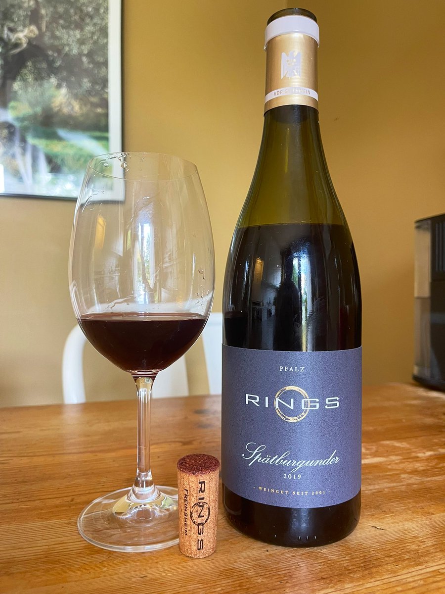 #MondayLunch #PorkLoin #HuntersSauce 
Thoughts &amp; prayers for the families of the victims in Texas. The toll is horrendous.
Some rain, some sun, 22°C at best.
Emptying the pantry: pork loin, hunter’s sauce, salad, potato nuggets.
Superb ‘19 Spätburgunder by Rings (Pfalz)
88-90