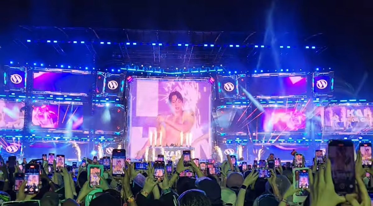 어제 카이오빠 무대때 뒤에서보면 이정도욧대ㄷㄷ... 무대에 mz 셀럽샷 생성은 덤