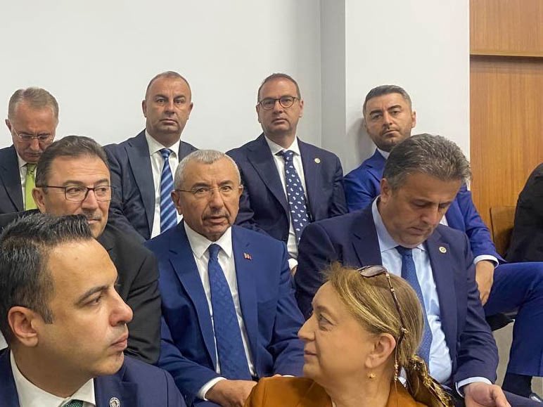 Bolu Grand Kartal Otel yangınına ilişkin davanın ilk duruşmasına, Kartalkaya Yangını Araştırma Komisyonu üyesi olan Çanakkale Milletvekilimiz Rıdvan Uz katıldı.

19’u tutuklu, 32 sanığın yargılandığı davada; Turizm Bakanlığı personeli olduğu bilinen asli kusurlu, Bakan izin