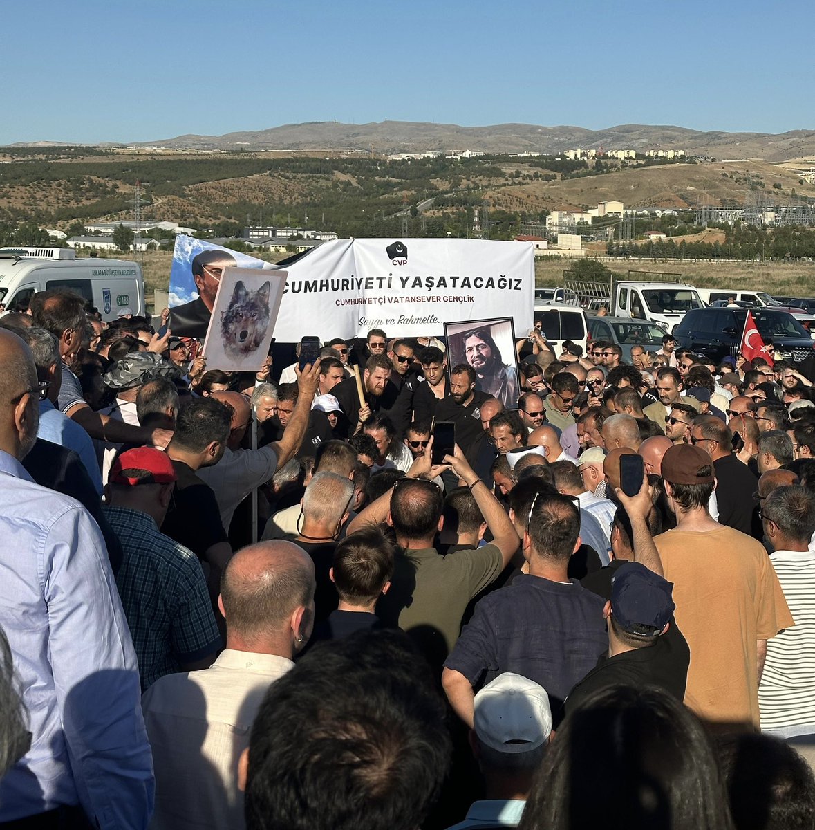 Partimizin kurucusu ve Onursal Başkanı Nihat Genç'i, ömrünü adadığı ve onurlu mücadelesine destek veren Türk milleti ile son yolculuğuna uğurladık.

Türk milletinin başı sağ olsun.

#NihatGenç