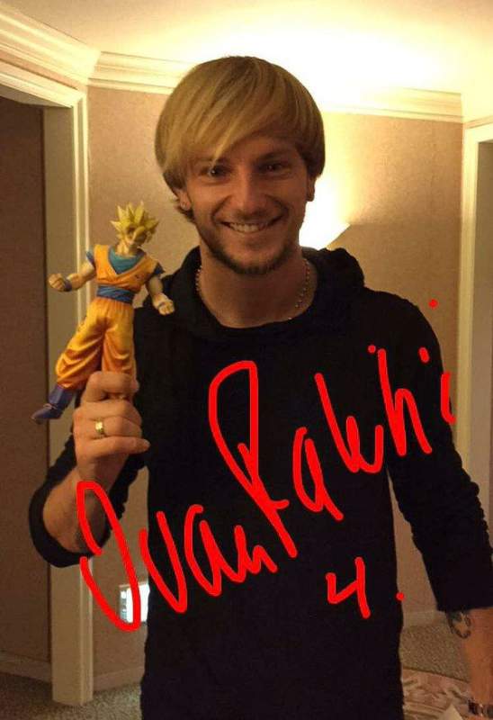 axelc19_'s tweet image. En el Barcelona del 2014/2015, donde estaban Messi, Neymar, Suarez, Iniesta, Busquets...

Yo elegí comprarme la camiseta de esta LEYENDA porque sabía que nos iba a dar grandes alegrías.

Grité como un loco con su gol en la final de la Champions ese año.
Gracias Ivan Rakitic!