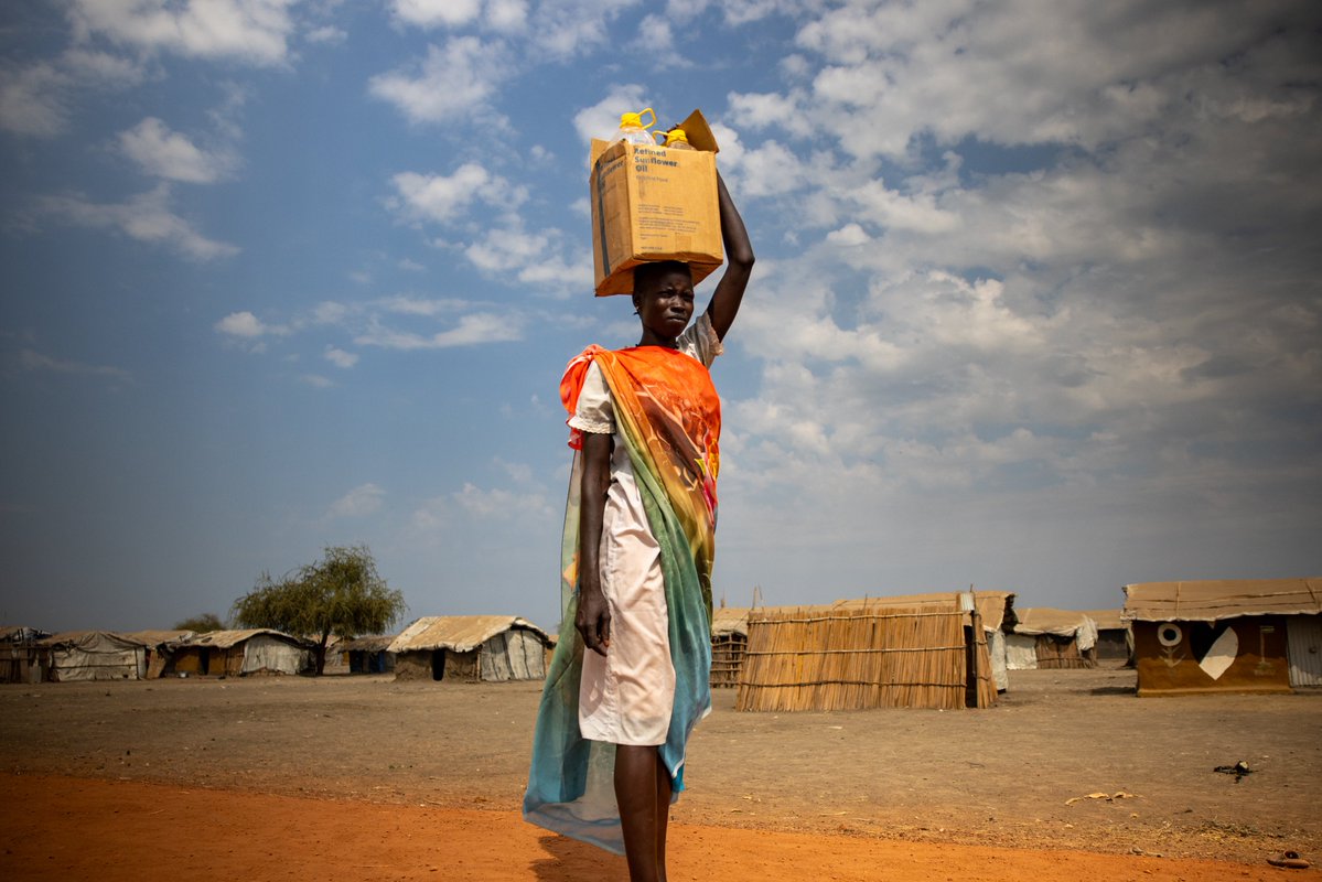 WFP_SouthSudan's tweet image. “I came to Bentiu in 2021, when we were displaced by water”
For years, floods have displaced thousands in Unity State, #SouthSudan
Now, Nyanene receives monthly food and nutrition assistance from @WFP to help keep her children healthy.