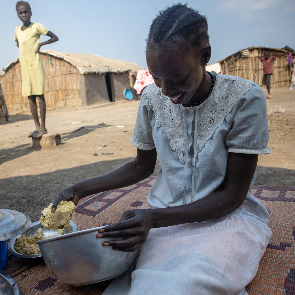 WFP_SouthSudan's tweet image. “I came to Bentiu in 2021, when we were displaced by water”
For years, floods have displaced thousands in Unity State, #SouthSudan
Now, Nyanene receives monthly food and nutrition assistance from @WFP to help keep her children healthy.