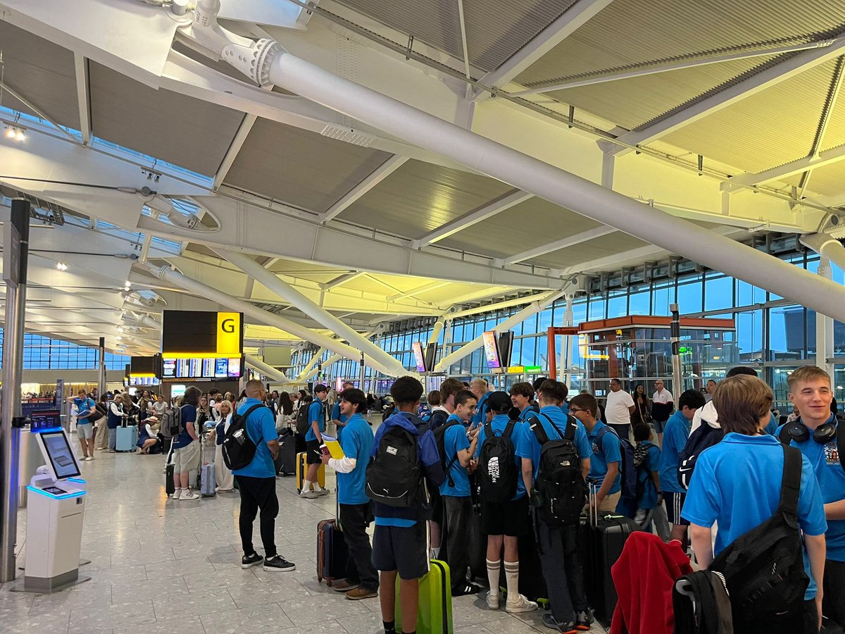 GunnersburySch's tweet image. After an early start this morning, the Year 9 Gunnersbury boys have set off on their Pilgrimage and approach Basilica of Saint Paul Outside The Walls.