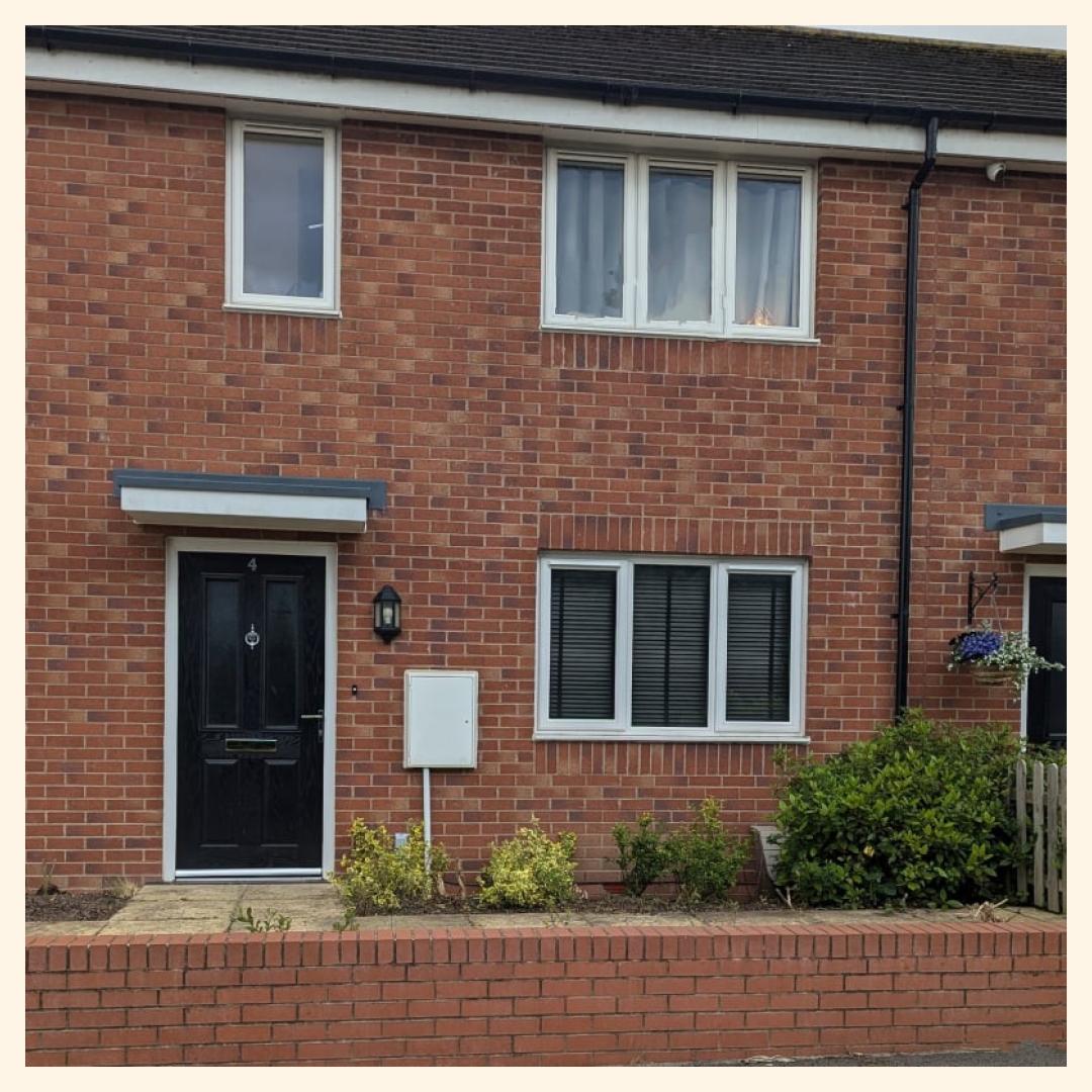 For Sale Donald Cobley Close, Hinckley, LE10 

🏡 Modern town house in popular location  
🚉 Good transport links for commuting  
🏙️ Close to town centre and main cities  
🛋️ Attractive lounge and large dining kitchen  
🚽 Guest W.C...