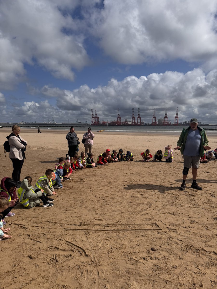 Year 1 and 2 enjoyed their litter picking on the beach. A big thanks to Steve from the New Brightoners for leading the clean up crew☀️🏝️