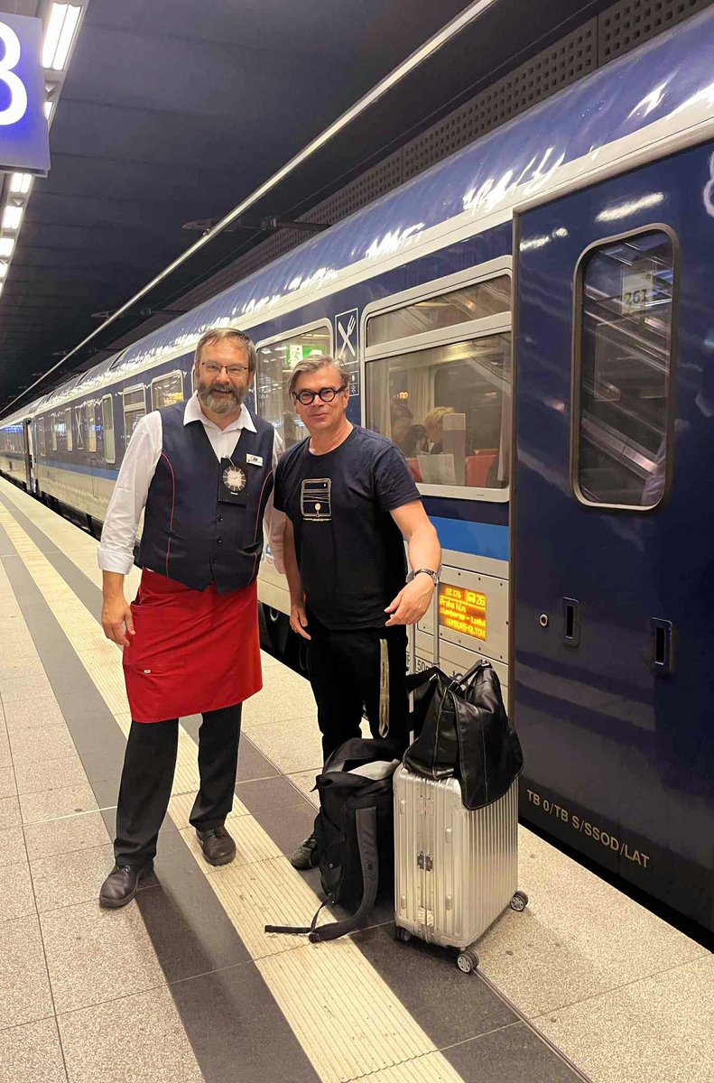 Jeden z Prahy, druhý do Prahy 🙂.
Rychlé přátelské setkání mezi vlaky, kolejemi a nástupišti v nebi pod Berlínem 👋😎🚂🍻.