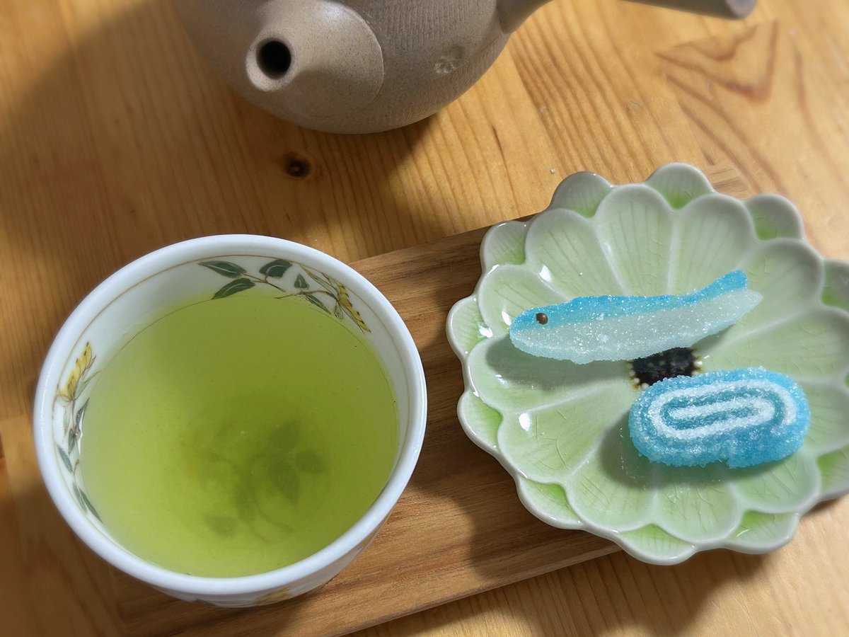 nekotapana's tweet image. 今日は七夕ですね🎋
七夕とは特に関係ないですが、鮎のゼリーが涼しげだったので、思わず買ってしまいました。キラキラ光って川の中を泳いでるみたい。かわいい。
お茶は八女茶白折🍵
#木漏れ日のお茶会
#茶好連