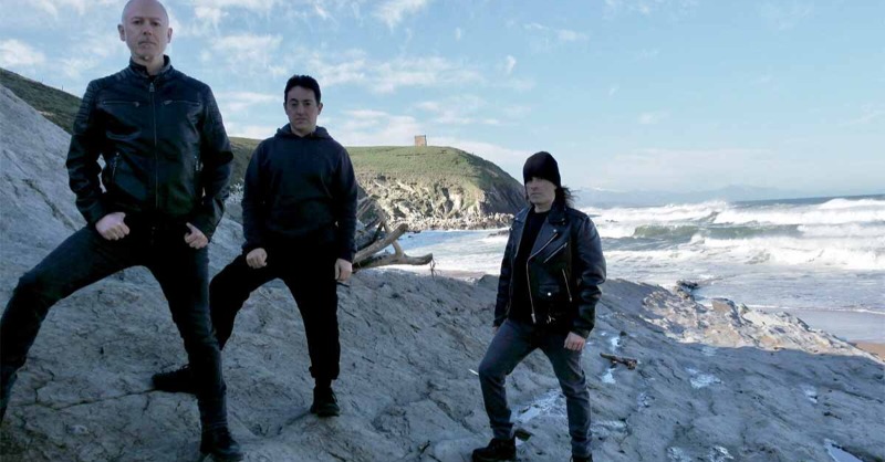 tinyurl.com/4ym4nsau - ¡30 años al pie del escenario, riffs que no envejecen y una fidelidad a prueba de modas! EMBOQUE nos abre las puertas a su musica: sus inicios en Cantabria, su evolución y la pasión intacta por el heavy rock. ¡Una banda que lleva el rock en la sangre!