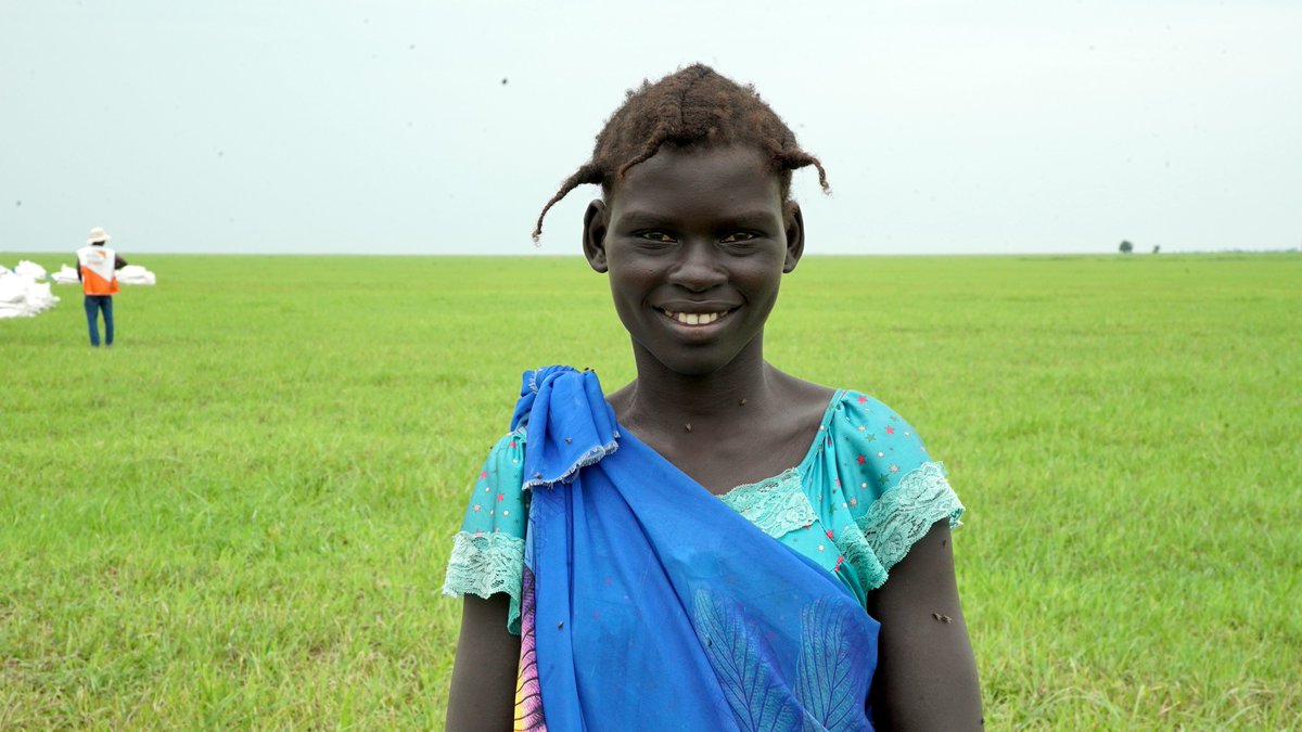 WFP_SouthSudan's tweet image. “The situation we’re in is very, very difficult. But we’re happy the food has arrived.”
After months of access constraints, Nyakume is among those receiving food assistance from @WFP in conflict-affected Upper Nile, #SouthSudan