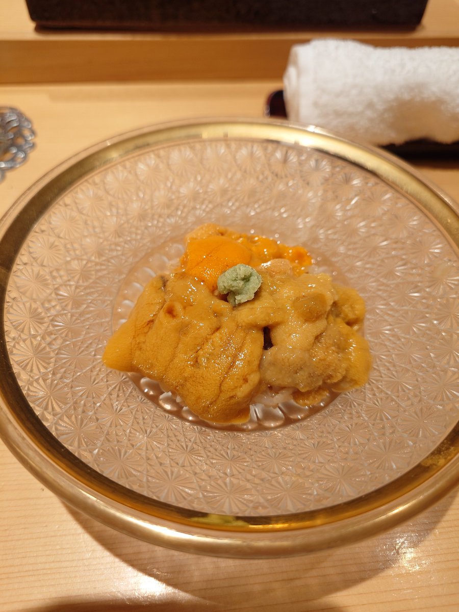 今日はK-1お疲れ様会ということで、出納さん・柊さん・隼くんと【新橋 すし華】さんへ✨

とんでもなく美味しいお寿司＆とても話しやすい大将のおもてなし😆
最高に良い時間を過ごすことが出来ました👍

2人のチャンピオンロードをこれからも応援してます🔥
#稲垣柊 #小野寺隼 #K1ジム大宮 #新橋すし華