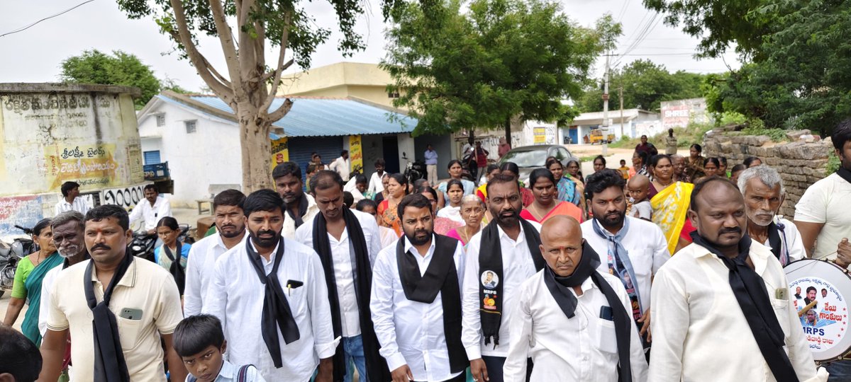 NareshMadig's tweet photo. అమ్మనబ్రోలు గ్రామం -నార్కట్ పల్లి మండలం-నల్గొండ 

© మాదిగ జాతి వెలుగురేఖ దండోరా...

వివరణ:-కుల వ్యవస్థ ప్రభావం కారణంగా అంటరానితనానికి గురై అణగారిపోయి చీకట్లో మగ్గుతున్న మాదిగ ప్రజలకు  దండోరా ఉద్యమం వెలుగుగా మారిందని ఎమ్మార్పీఎస్ రాష్ట్ర అధ్యక్షులు గోవిందు నరేష్ మాదిగ అన్నారు. https://t.co/4tOih42aEC
