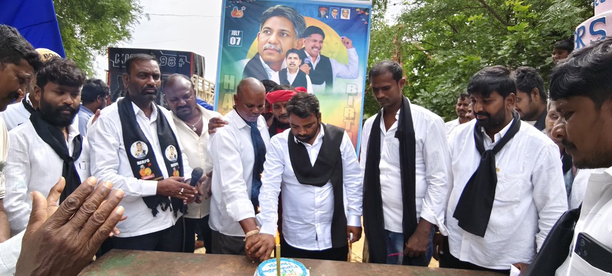 NareshMadig's tweet photo. అమ్మనబ్రోలు గ్రామం -నార్కట్ పల్లి మండలం-నల్గొండ 

© మాదిగ జాతి వెలుగురేఖ దండోరా...

వివరణ:-కుల వ్యవస్థ ప్రభావం కారణంగా అంటరానితనానికి గురై అణగారిపోయి చీకట్లో మగ్గుతున్న మాదిగ ప్రజలకు  దండోరా ఉద్యమం వెలుగుగా మారిందని ఎమ్మార్పీఎస్ రాష్ట్ర అధ్యక్షులు గోవిందు నరేష్ మాదిగ అన్నారు. https://t.co/4tOih42aEC