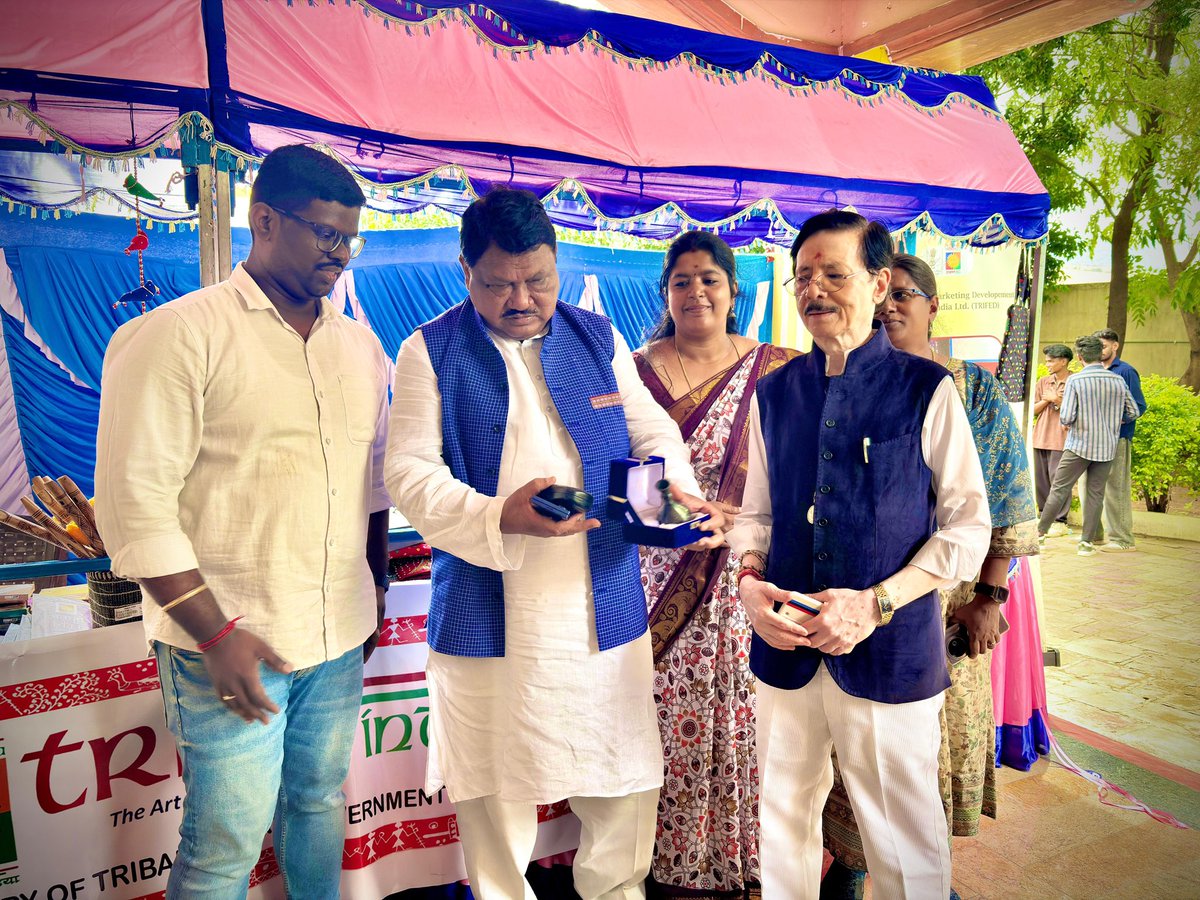 Hon’ble Union Minister, Minister of Tribal Affairs, Shri Jual Oram visited #TRIFED’s stall during the Graduation Ceremony at Nightingale Institute, Coimbatore. He praised tribal crafts, accepted a Bidri Vase &amp; encouraged wider outreach.
A proud moment!
#tribesindia #vocal4local