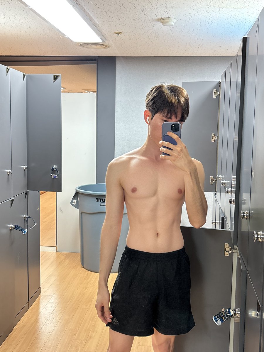 undong_ditto's tweet photo. 가슴라인 이쁘대 😳 https://t.co/lE0aI2hIuT