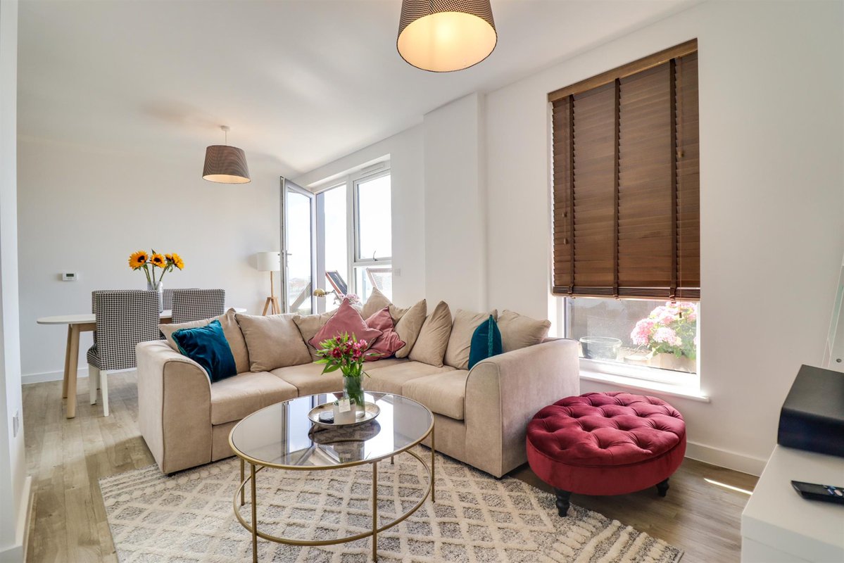 Offered for sale with stunning water views, generous balcony and allocated parking is this luxurious, top floor #apartment at Centenary Quay #Woolston #Southampton.

Info- fieldpalmer.com/properties/joh…

Call Field Palmer Woolston 023 8039 3255