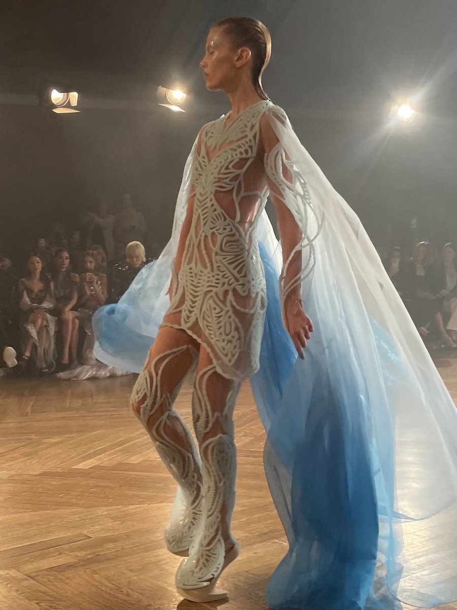 VVFriedman's tweet image. This Iris Van Herpen dress is made from 125 million bioluminescent algae. That are still alive.