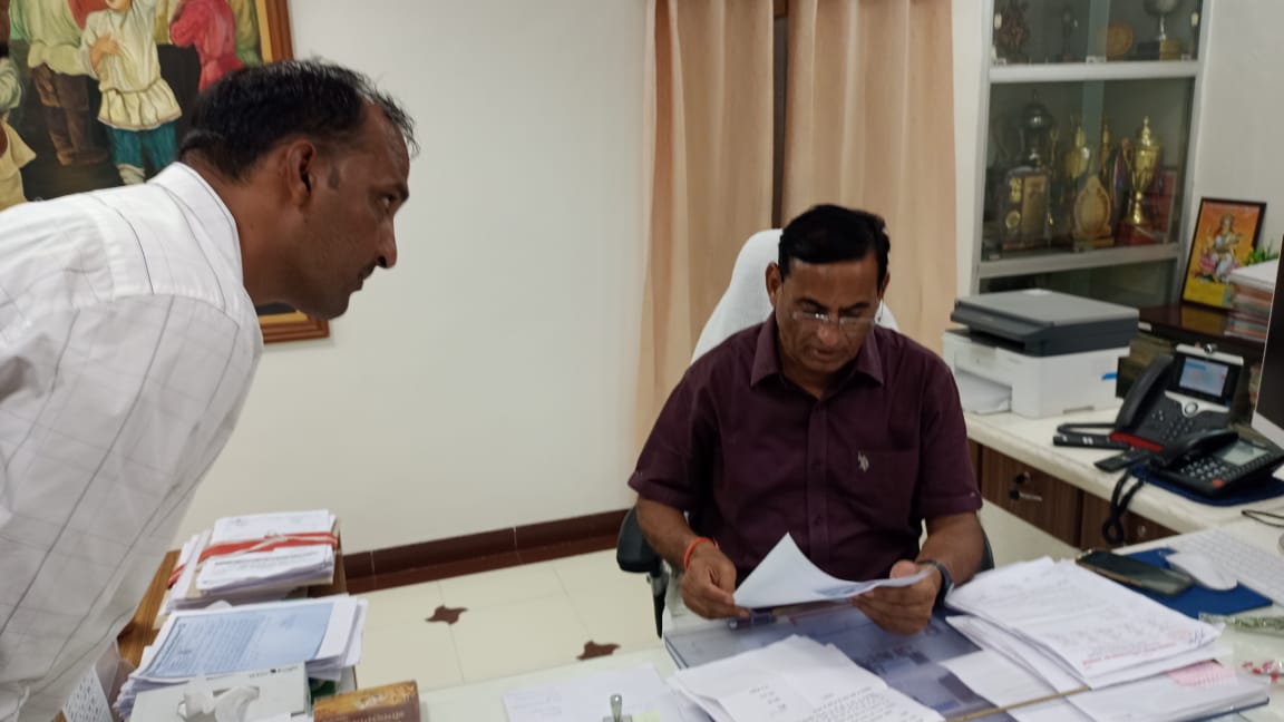 #Mggs 
आज निदेशक महोदय से मिलकर महात्मा गांधी विद्यालयों में समस्त नॉन टीचिंग पदों /पद विरुद्ध लेवल 2 sst , हिन्दी/संस्कृत/PTI ग्रेड तृतीय / विशेष शिक्षकों के पदस्थापन बाबत ज्ञापन दिया ।