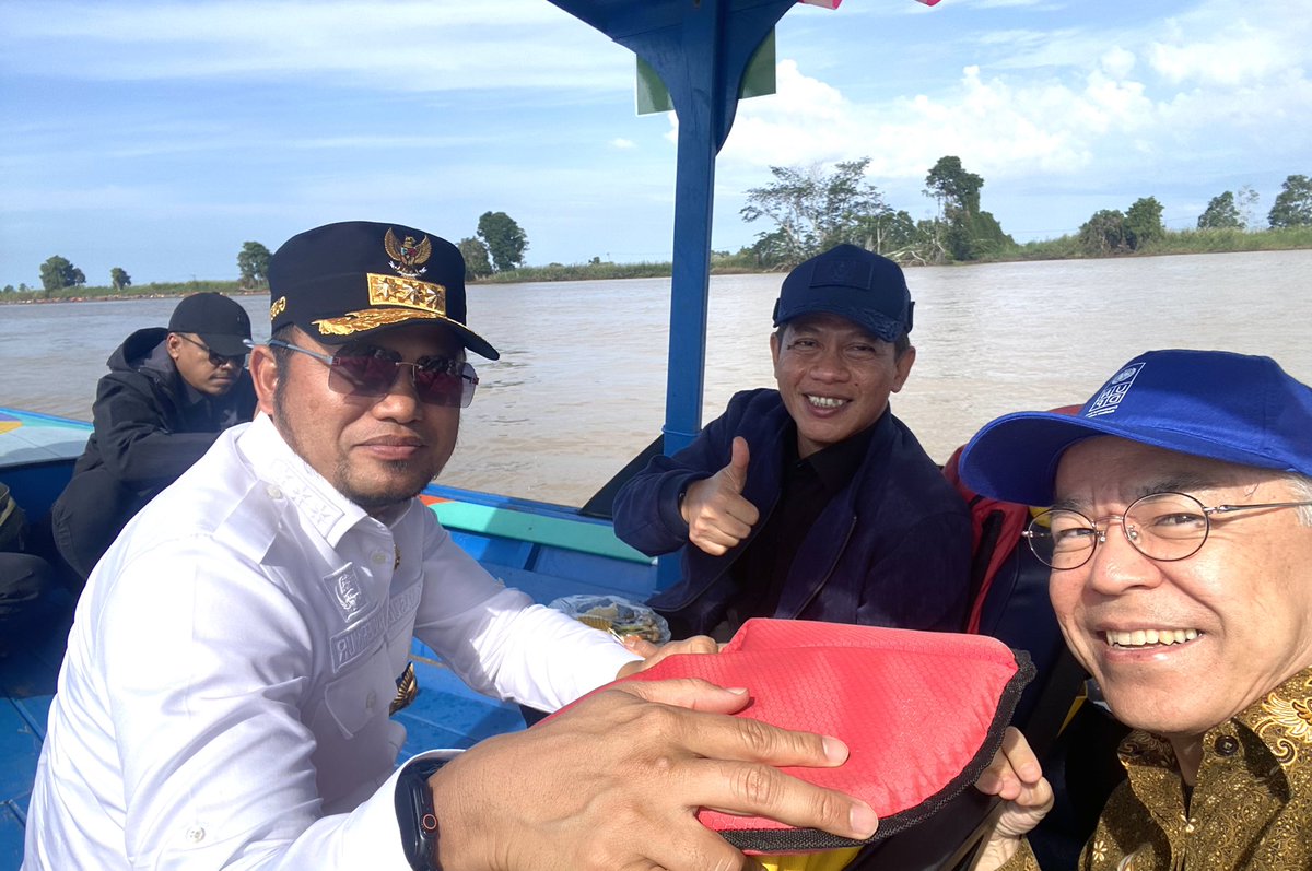 Delightful to join Minister of Environment's visit to the freshwater dolphin conservation center at an eco-tourism village near Samarinda, East Kalimantan. Impressed with the tireless efforts and wisdoms that local communities mobilized to keep this going.