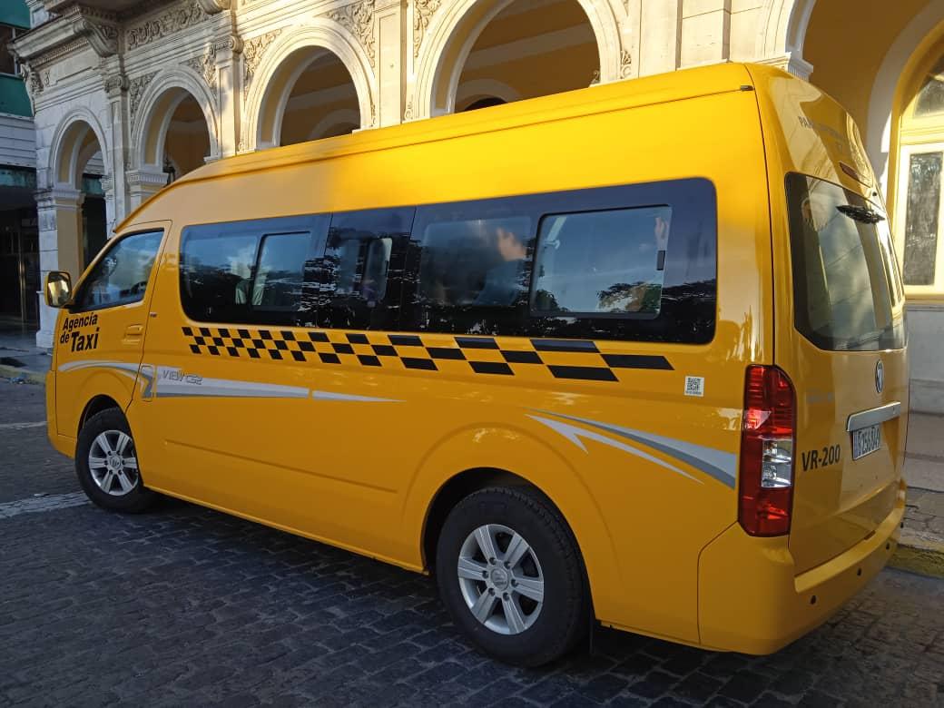 #BuenosDías 🌞

🚍 Como se había anunciado comenzaron a funcionar los 5 microbuses amarillos en #SantaClara.

➡️ Ruta: Desde parada Prisión Guamajal hasta Sakenaff, por Carretera Sagua, Ferrocarril, Parque, Cuba y la Zona Hospitalaria.

Aquí las primeras 📷 de <a href="/DayronDayronpu/">Dayron</a>