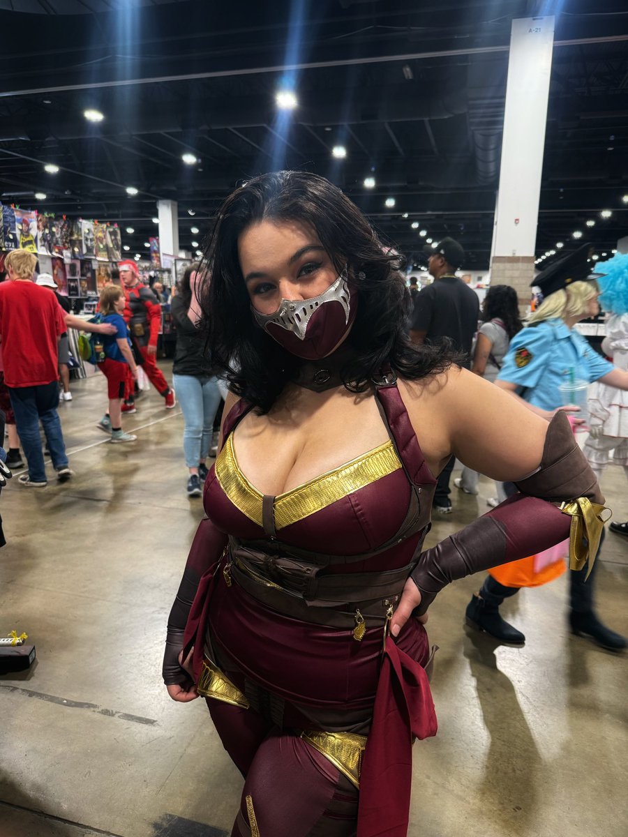 Had an amazing con weekend but now back to finishing our playthrough of Expedition 33 tonight at 7pm mst 🖤🖤
and maybe a little just chatting to show off what I bought 🫣🫣

twitch.tv/bellasdeadly