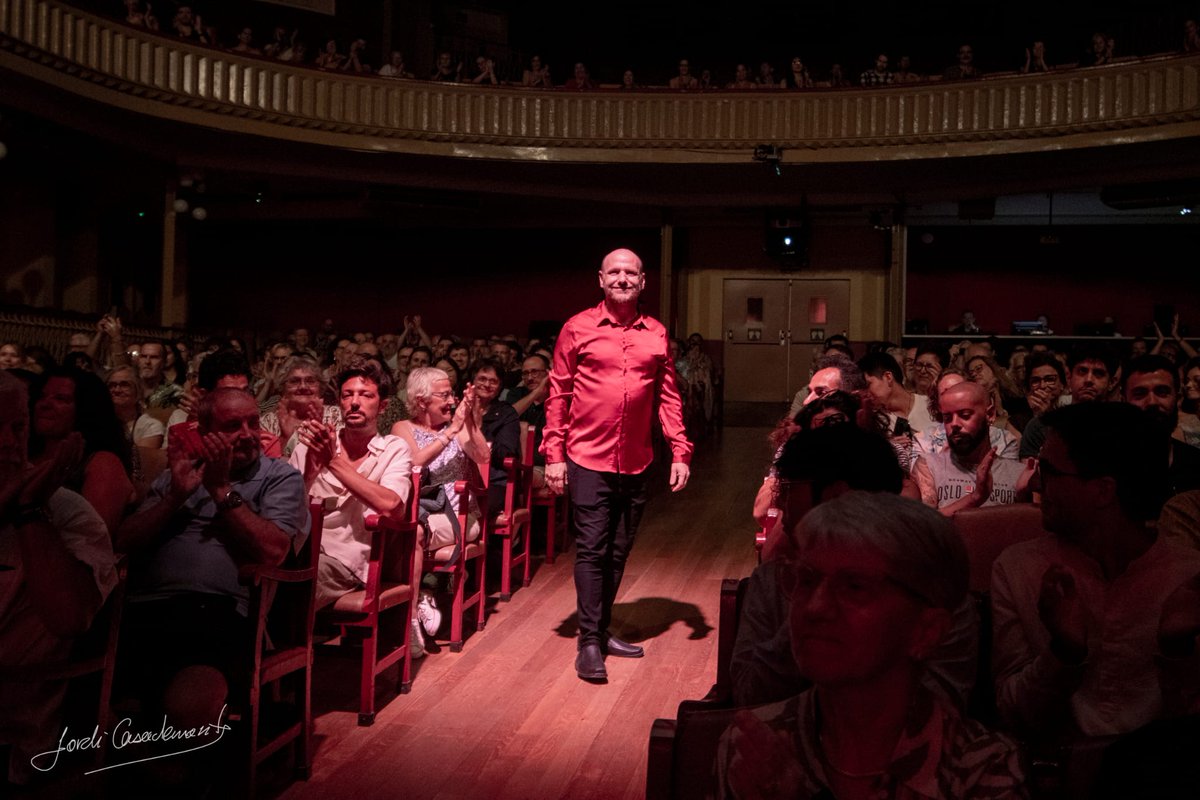 El nostre Director musical fa anys i durant l'assaig d'avui l'estirarem les orelles!!!! 👂🏽🎉

Per molts anys @oscar_altide 🎂

📷 @fotoclubpoblenou
