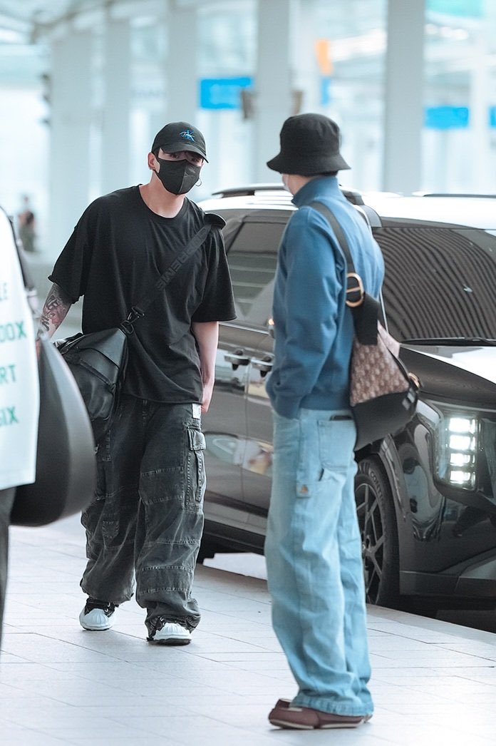 kookminverso's tweet image. ESTO NOS GRITA EN LA CARA“ EL EMBAJADOR DE CK Y DIOR ESTÁN SALIENDO” 😭😭