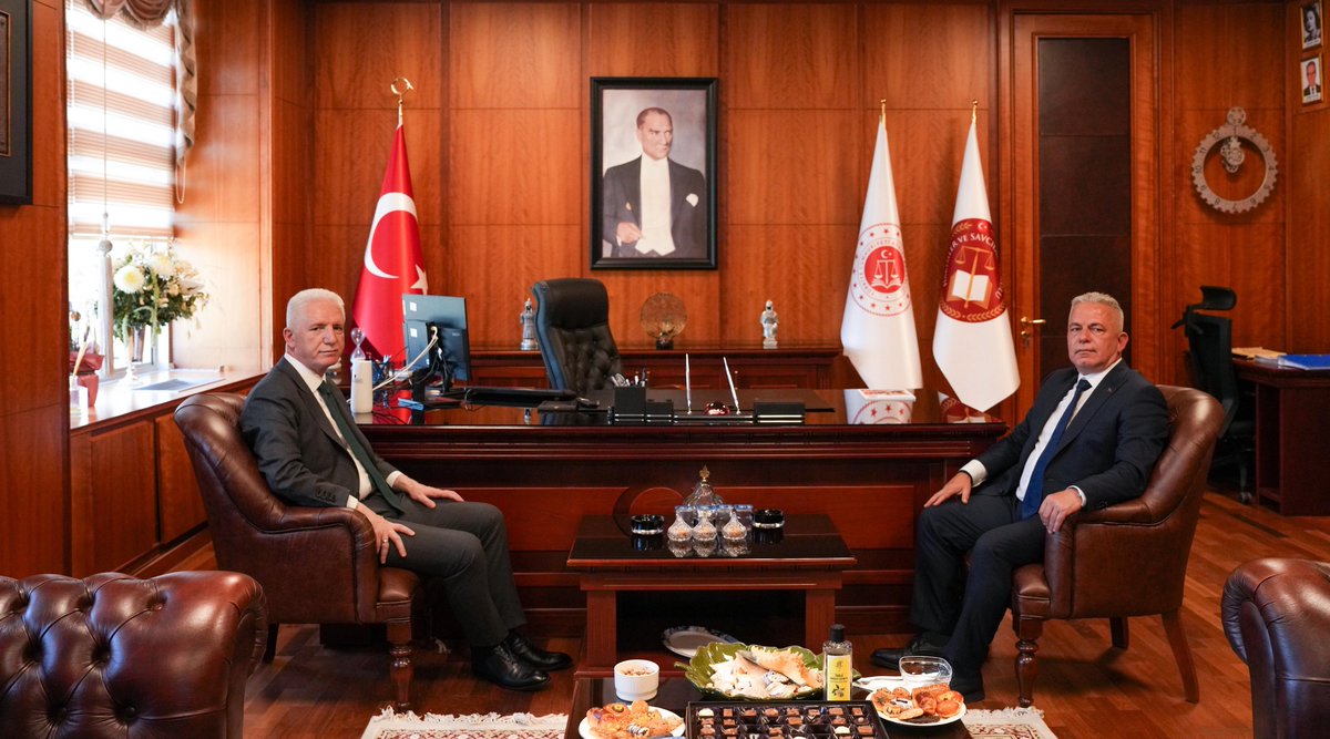 TC_istanbul's tweet photo. Valimiz Davut Gül, İstanbul Adli Yargı İlk Derece Mahkemesi Adalet Komisyonu Başkanı Sayın Ahmet Önder Kocademir'i ziyaret etti.

@gul_davut

#İstanbul🇹🇷 https://t.co/ZgBR9Bh7Re