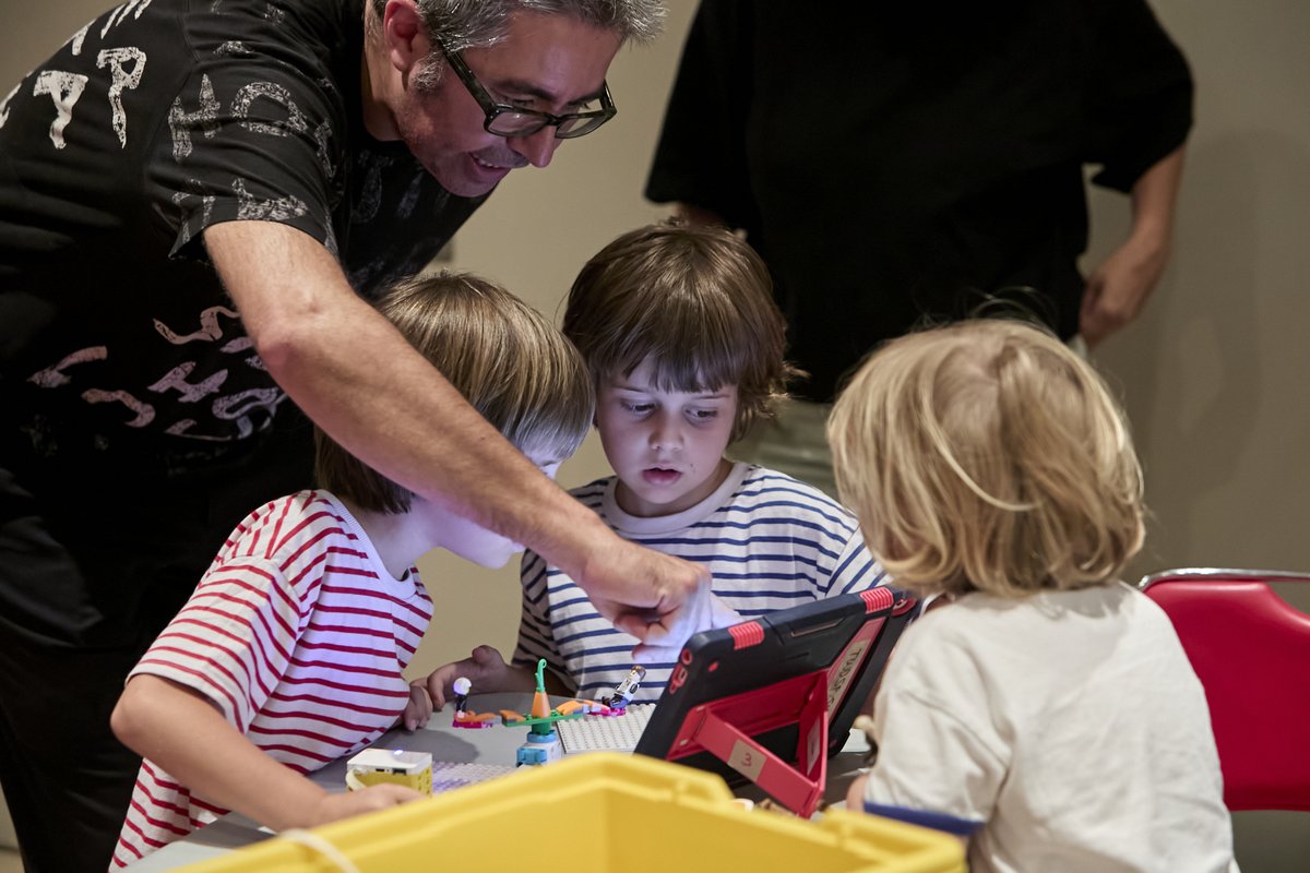 Famílies i infants a #Simbiòpolis han descobert com la tecnologia pot ajudar a cuidar els oceans 🌊🤖

Tallers de realitat virtual, impressió 3D i robòtica per aprendre jugant i pensar en un futur sostenible.

Gràcies per participar-hi! 💙

#SIMBIÒPOLIS #MWCapital #FamilyDay