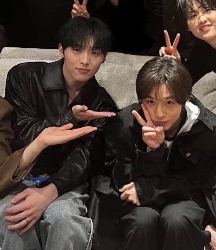 yensieun's tweet photo. they’re girlfriends https://t.co/X9CfALuxET