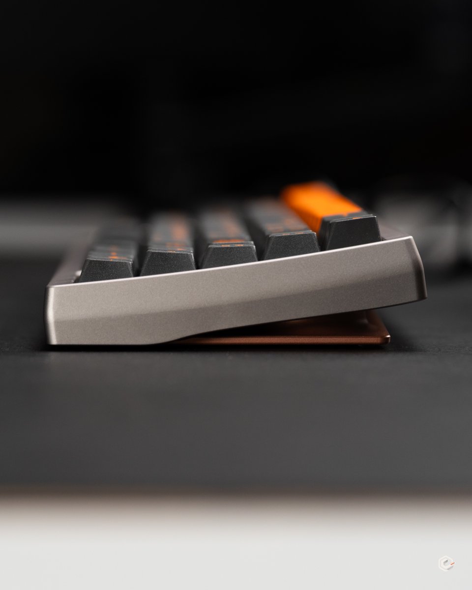 ScoopedBar's tweet photo. Manta by @otosalex &amp; Bowl Keyboards is here, a 65% with a fin-shaped weight and 3 mounting styles. Copper/brass pillars, insane tolerances, and wild internal structure. 

Starting at $450. August drop. 

Would you run it plateless? https://t.co/h7dSkBLMl5