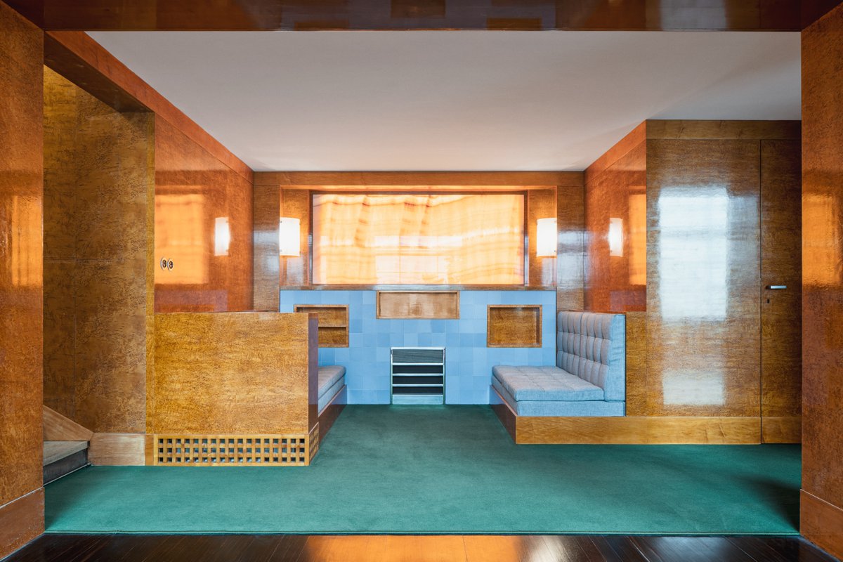 Výstava ICONIC HOUSES. Ikony české avantgardy. Autenticita a stylová diverzita představuje jedinečný pohled na nejvýznamnější české domy-muzea architektonické moderny. Vernisáž ve středu 16. 7. v 17:00; výstavu možné navštívit  do 26. 10. ve společenském sále Semlerovy rezidence.