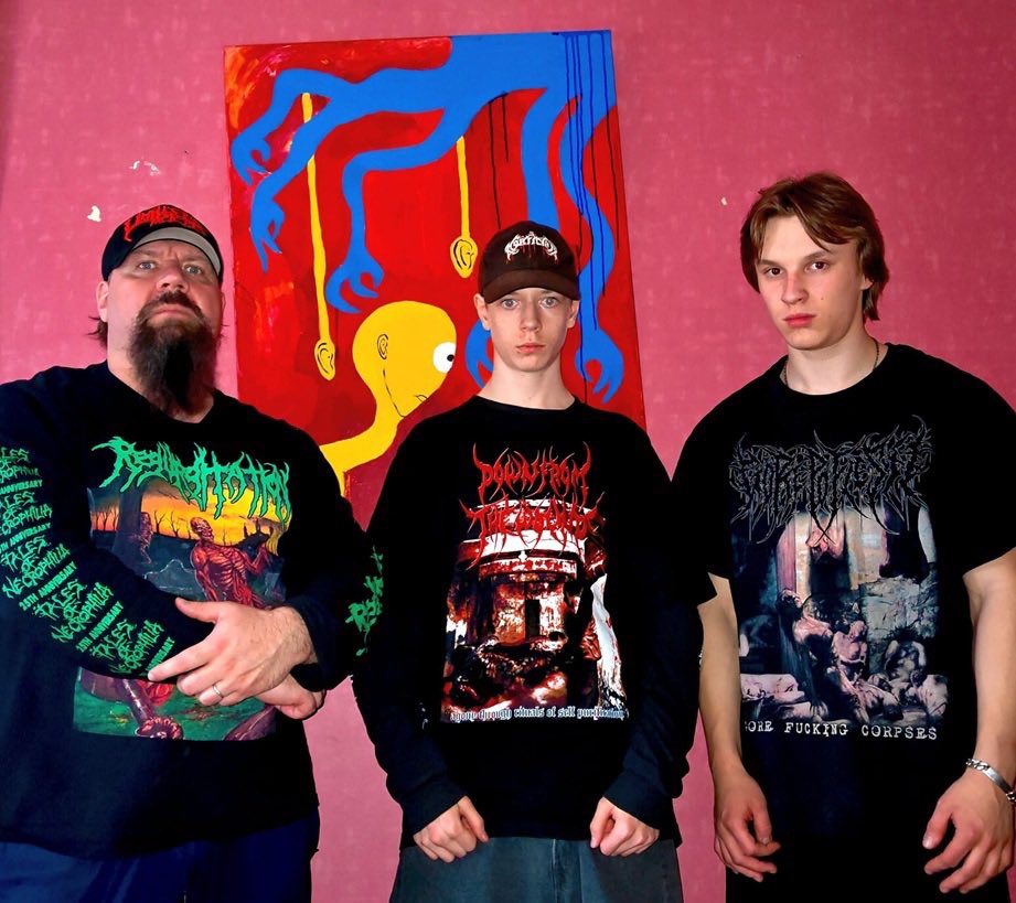 フィンランド産猟奇ポルノゴア Torsofuck の2025年EP！本作ではドラムにMikko Friberg氏の息子のMiro氏（16）が加入。その後ベースのTarmo Aho氏（18）も加入し現在3人組になっております！未成年を迎え入れていいバンドじゃないでしょ笑。写真真ん中のMiro氏の目がガンギマリ過ぎて心配になりますね。