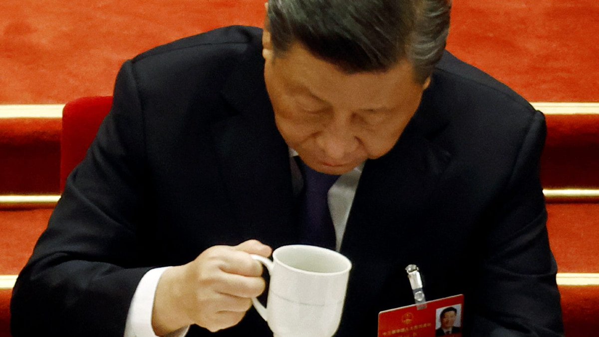 Niekończące się plotki o końcu Xi Jinping

1⃣Po Pekinie zawsze krąży dużo plotek. To naturalne w autorytarnym systemie. Ludzie nie wierzą oficjalnym źródłom, a media, cieszące się kiedyś bardzo ograniczoną swobodą, pod rządami Xi stały się pasem transmisyjnym propagandy.
⏬