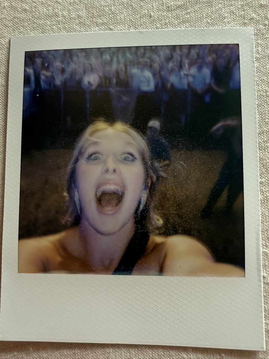 D’ailleurs hier j’ai reçu la photo du Polaroïd d’Helena 🥳🫶🏼  Merci pour cette photo 🫶🏼