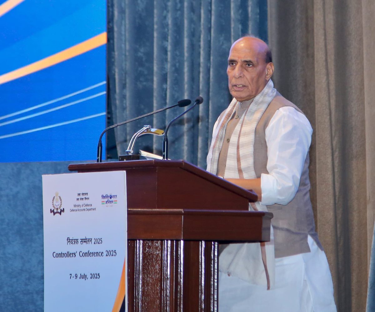 uniindianews's tweet photo. 📸 | Defence Minister Rajnath Singh attended the 2025 Controllers’ Conference in Delhi today.
@DefenceMinIndia @SpokespersonMoD @rajnathsingh
#RajnathSingh #DefenceMinister #DefenceReforms #ControllersConference #MilitaryConference #Delhi https://t.co/dThuTb4EQk