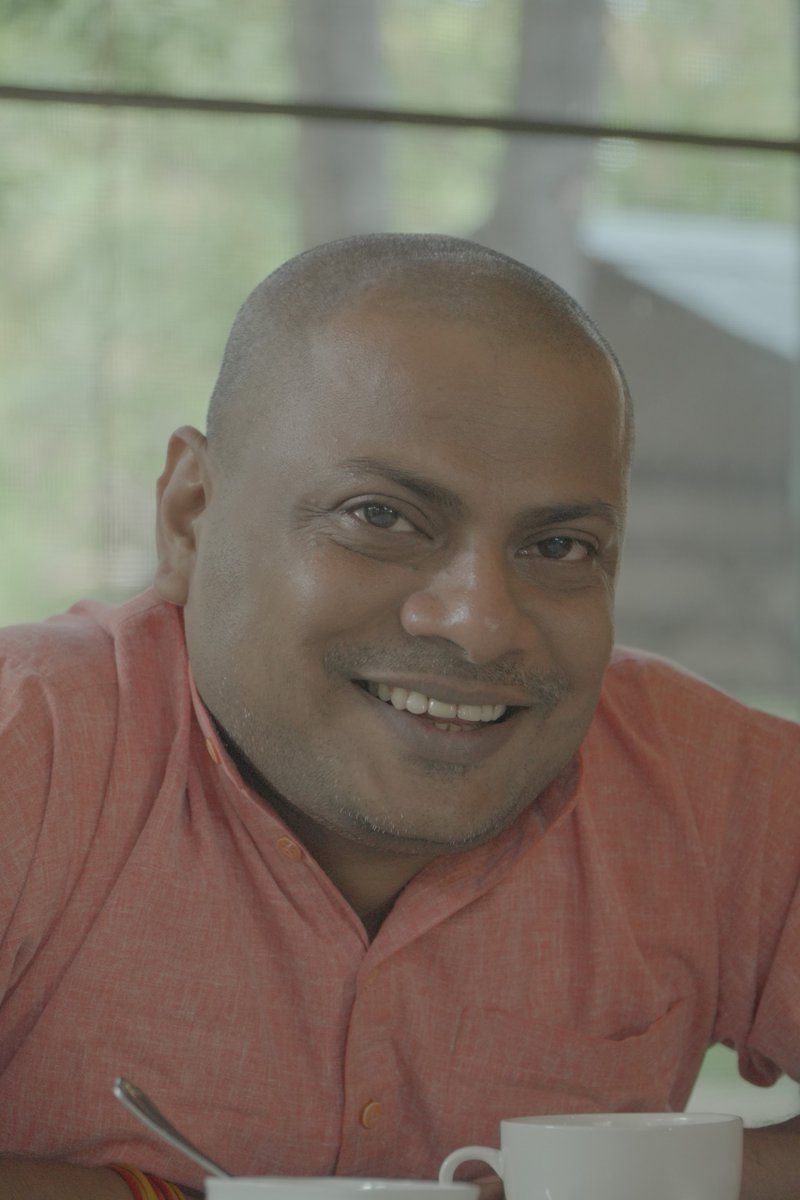 दो में से क्या तुम्हें चाहिए कलम या कि तलवार 
मन में ऊँचे भाव कि तन में शक्ति विजय अपार

अंध कक्ष में बैठ रचोगे ऊँचे मीठे गान
या तलवार पकड़ जीतोगे बाहर का मैदान