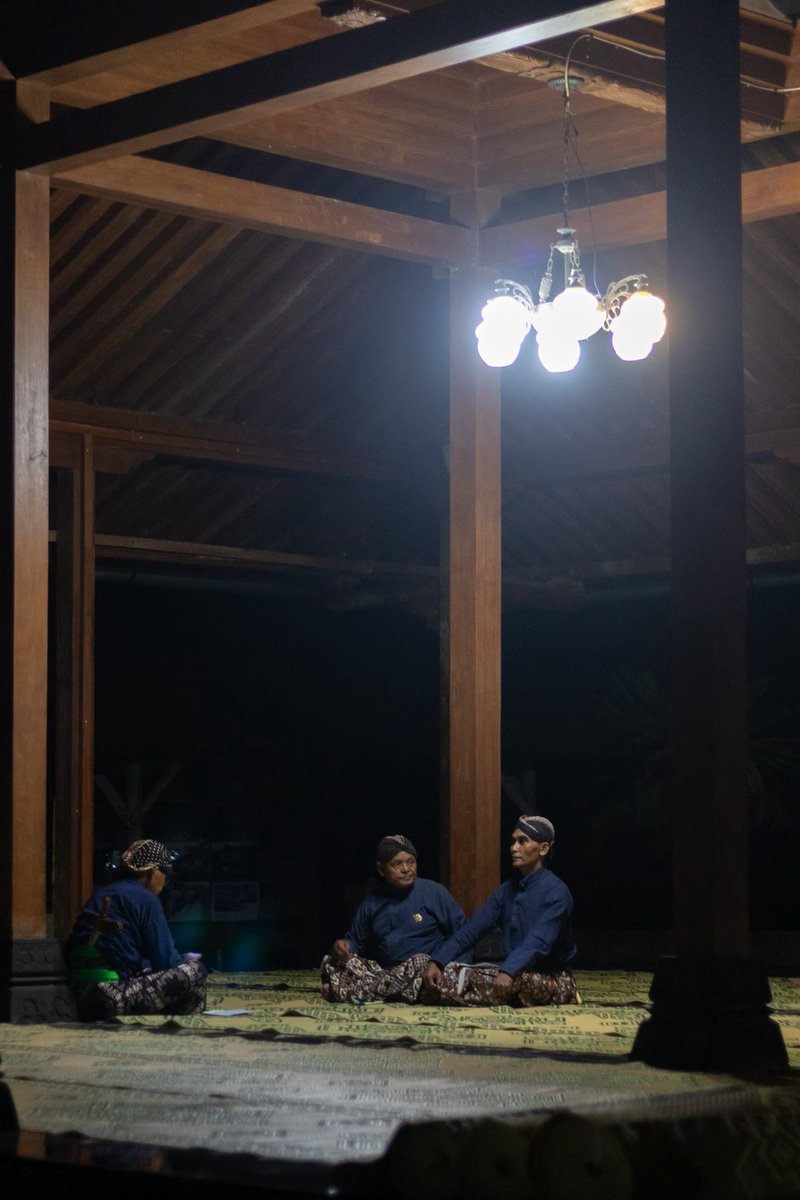 Bercengkerama

📍Kinahrejo, Sleman

#NightPhotography 
#streetphotography 
#Documentary 
#documentaryphotography