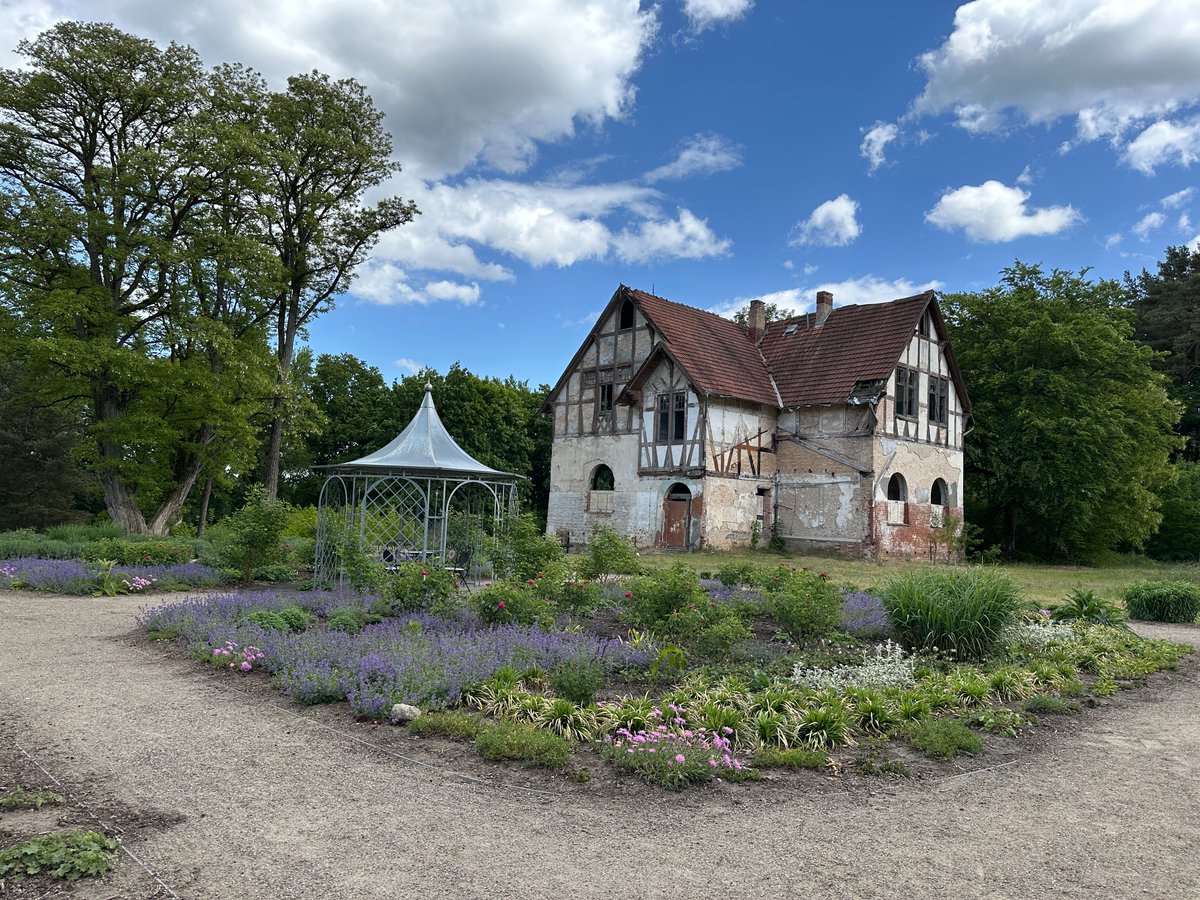 Uckermark_tmu's tweet photo. Am 10.07. um 14 Uhr starten wieder die Führungen durch die historischen Heilstätten Hohenlychen. Mit Guide D. Schmidt geht’s 2 Stunden durch Vergangenheit & Gegenwart. Anmeldung: Tourist-Info Lychen. Preis: 25 €
#Hohenlychen #Lychen #Heilstätten #Uckermark_erleben https://t.co/vGtqzh4Cec