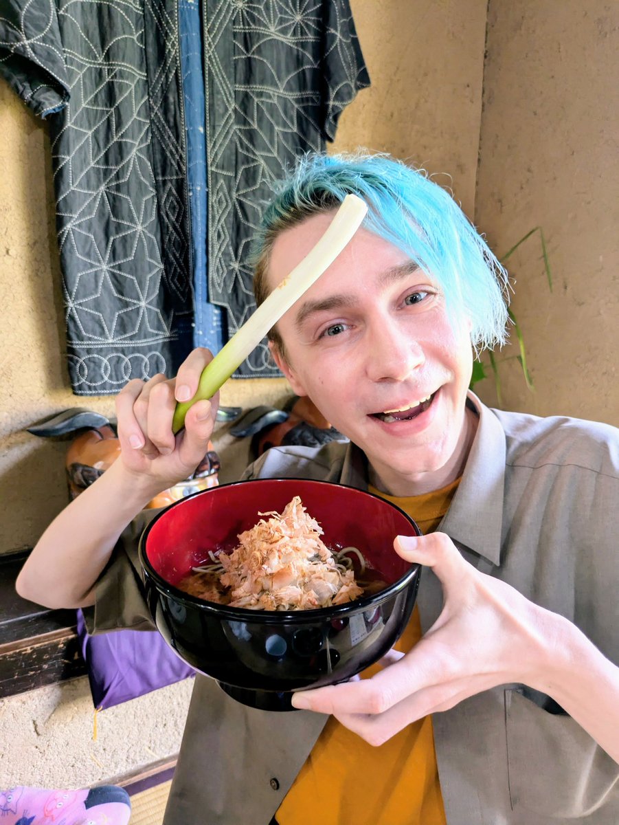 万博で働くスタッフに『日本では箸の代わりにネギ一本で蕎麦を食べるところがあるんだ！』と伝えてもまったく信じてもらえない。

🔽悔しいから動画作りました！
instagram.com/reel/DLzjkTDTH…

日本の皆さんは⋯信じてくれますよね⋯ネギ一本で蕎麦⋯そんなアホな⋯あれ⋯夢だったかもしれない⋯