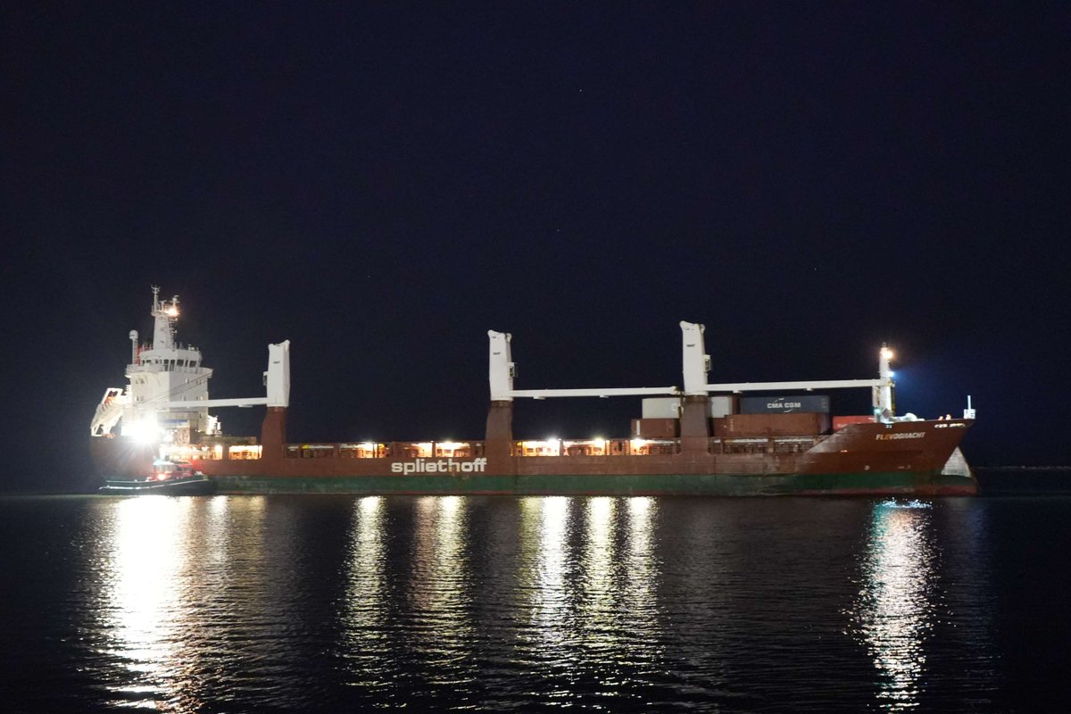 FLEVOGRACHT at Port of Cleveland ⛴️

LOA: 449 feet
Beam: 62 feet
Depth: 38 feet

#MaritimeMonday #MaritimeTransportation #SafetyFirst #shipspotting #shipwatching