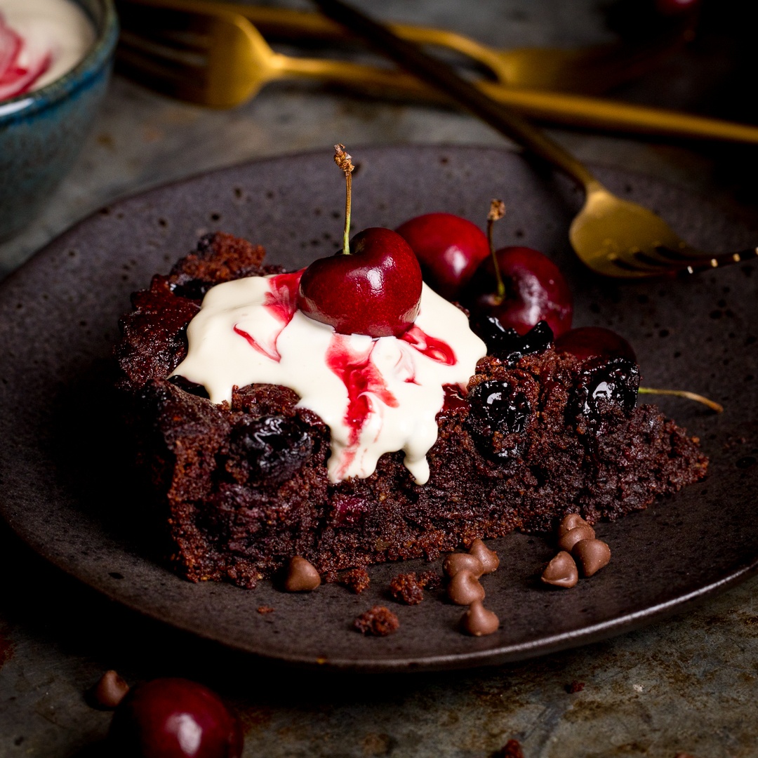Let's celebrate #worldchocolateday (not that I need an excuse😉🍫)😋 

Flourless Chocolate Cherry Cake -A delicious #glutenfree fudgy chocolate cherry cake😋
 kitchensanctuary.com/flourless-choc…
#glutenfreecake #chocolatecake #kitchensanctuary