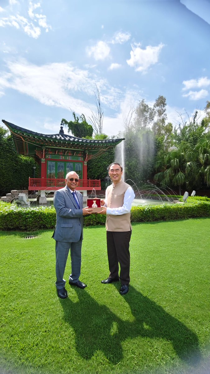 CII International (@cii4global) on Twitter photo Mr. Chandrajit Banerjee, Director General, CII, called on H.E. Mr. Seong-ho Lee, Ambassador of the Republic of Korea to India, on 7 July 2025 in New Delhi, to discuss avenues for strengthening bilateral cooperation.
<a href="/RokEmbIndia/">Korean Embassy India</a> <a href="/FollowCII/">Confederation of Indian Industry</a> Mr. Chandrajit Banerjee, Director General, CII, called on H.E. Mr. Seong-ho Lee, Ambassador of the Republic of Korea to India, on 7 July 2025 in New Delhi, to discuss avenues for strengthening bilateral cooperation.
<a href="/RokEmbIndia/">Korean Embassy India</a> <a href="/FollowCII/">Confederation of Indian Industry</a>