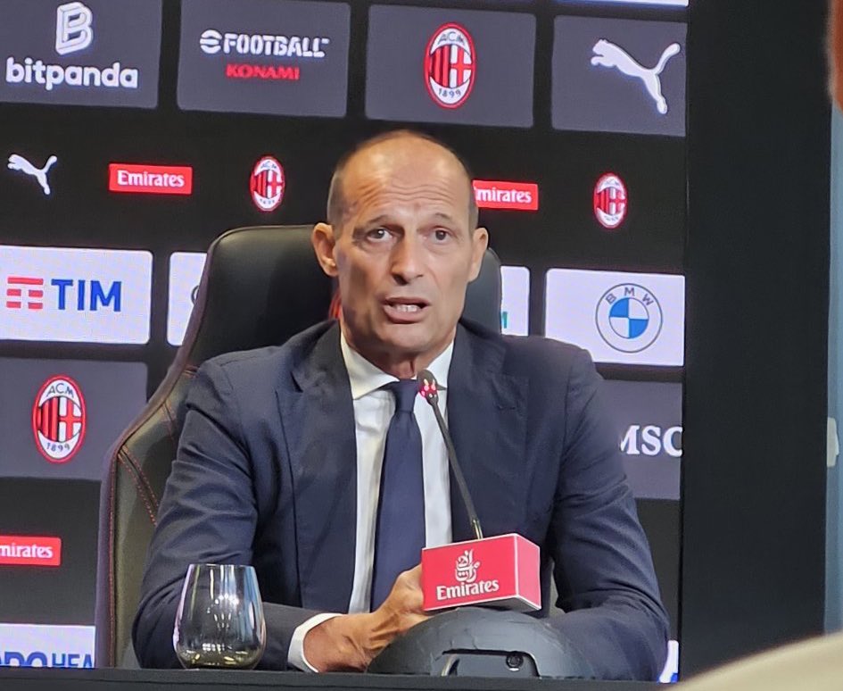 ابرز ما جاء في حديث المدرب أليغري في مؤتمره الصحفي الأول مع #ميلان :

" سأضع أبرز تصريحاته وسنعود إليها لاحقاً "🔴⚫️👇🏼

1-منذ وصولي، بدأنا العمل مع جميع اللاعبين والنادي ككل، لأنني أرى أننا وحدة واحدة نسير في نفس الاتجاه من خلال المسؤولية المشتركة بيننا.

2-أحاول أن أضع اللاعبين