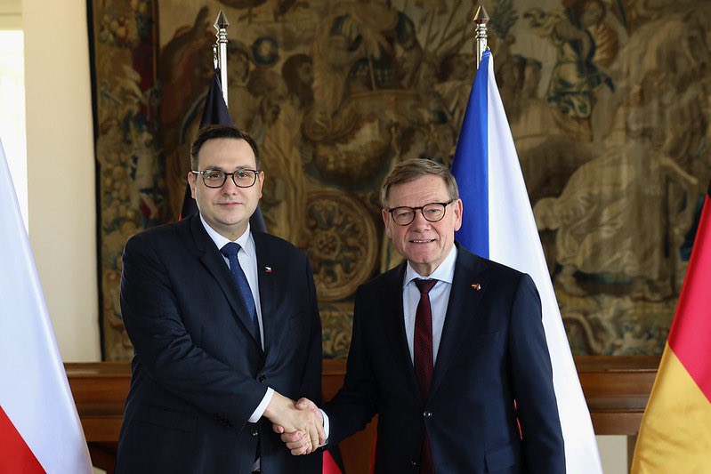 Jan Lipavský (@janlipavsky) on Twitter photo Přivítal jsem svého německého kolegu <a href="/JoWadephul/">Johann Wadephul</a> při jeho první oficiální návštěvě Česka. Společně jsme podepsali program česko-německého strategického dialogu na období 2025–2027 a souhlasili s pokračováním Fondu budoucnosti. Jsem rád, že se shodujeme na tom, jak důležitá je Přivítal jsem svého německého kolegu <a href="/JoWadephul/">Johann Wadephul</a> při jeho první oficiální návštěvě Česka. Společně jsme podepsali program česko-německého strategického dialogu na období 2025–2027 a souhlasili s pokračováním Fondu budoucnosti. Jsem rád, že se shodujeme na tom, jak důležitá je